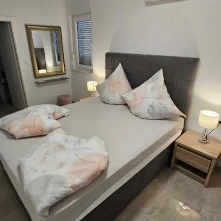 Spacious With Outdoor Swimming Pool In Vila *