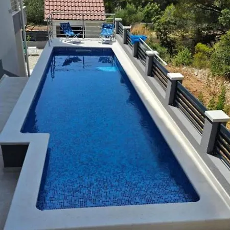 Spacious With Outdoor Swimming Pool In Vila