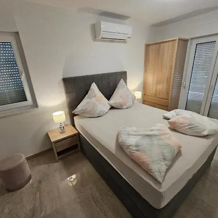 Spacious With Outdoor Swimming Pool In Vila *